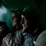 In einem alten Laster sowjetischer Bauart begibt sich die Gruppe zu einem "Polygon", einem Schieß- und Sprengübungsplatz zwischen Maisfeldern. Dort soll mit scharfen Minen geübt werden. Der Altersdurchschnitt der Truppe ist relativ hoch: Der jüngste Soldat ist 22 Jahre alt, der älteste 56. Die meisten von ihnen haben vor dem Krieg in zivilen Jobs gearbeitet