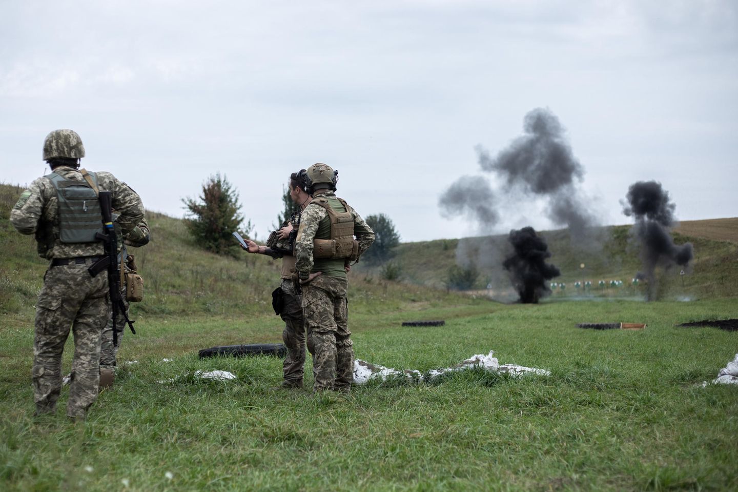 Aus sicherer Distanz werden die erfolgreichen Zündungen beobachtet. Sie sind das Highlight des Workshops und laden zum Selfies machen ein. Niemand zuckt mehr bei den lauten Explosionen zusammen