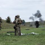Aus sicherer Distanz werden die erfolgreichen Zündungen beobachtet. Sie sind das Highlight des Workshops und laden zum Selfies machen ein. Niemand zuckt mehr bei den lauten Explosionen zusammen