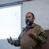 Markian leitet die Lehrgänge auf ukrainisch. Als 14-Jähriger floh er mit seiner Mutter aus der Ukraine über Moskau nach Kanada. In der Armee wurde er Pionier und lernte das Entschärfen von Blindgängern und Landminen. 2004 kam er kurzzeitig in die Ukraine zurück, um die demokratischen Prozesse als Wahlbeobachter nach der orangenen Revolution zu überwachen. Seit Juni 2022 ist er wieder zurück – diesmal als Minenräumer