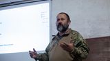 Markian leitet die Lehrgänge auf ukrainisch. Als 14-Jähriger floh er mit seiner Mutter aus der Ukraine über Moskau nach Kanada. In der Armee wurde er Pionier und lernte das Entschärfen von Blindgängern und Landminen. 2004 kam er kurzzeitig in die Ukraine zurück, um die demokratischen Prozesse als Wahlbeobachter nach der orangenen Revolution zu überwachen. Seit Juni 2022 ist er wieder zurück – diesmal als Minenräumer