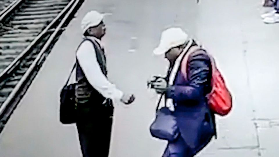 Elektroschock auf dem Bahnsteig: Kontrolleur von Kabel getroffen Elektroschock auf dem Bahnsteig: Kontrolleur von Kabel getroffen