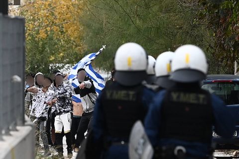 Demonstranten stehen Polizisten am Dienstag in Athen, Griechenlands Hauptstadt gegenüber