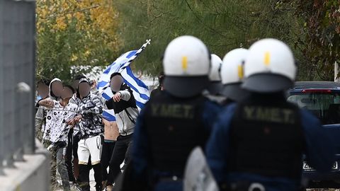 Demonstranten stehen Polizisten am Dienstag in Athen, Griechenlands Hauptstadt gegenüber