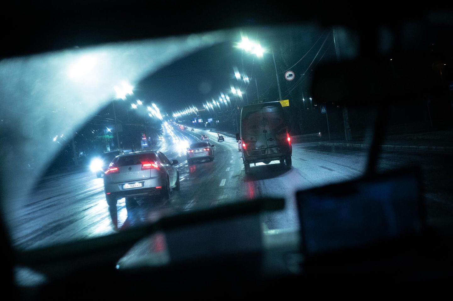 Rückfahrt nach Kyiv Nach drei Tagen ist der Kurs vorbei und die Gruppe bricht wieder nach Kyiv auf, um sich auf die nächste Mission vorzubereiten. Es wird davon ausgegangen, dass nach dem Krieg noch 30 bis 40 Jahre lang aufgeräumt werden muss, bis die Ukraine annähernd minenfrei ist. Und auch danach wird der Tod in der Erde lauern