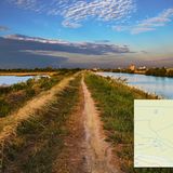 Comacchio: Wo die Emilia fast norddeutsch wirkt, wenn die Flamingos nicht wären  Etwas oberhalb von Ravenna beginnt diese Tour durch das Naturschutzgebiet Comacchio. Die Strecke um den großen Binnensee erinnert teilweise an Touren auf norddeutschen Deichen. Unbefestigte, jedoch gute Feldwege und eine weite Sicht über die flache Landschaft. Perfekt für alle, die Steigungen nicht mögen. Mit etwas Glück sieht man an den flachen Ufern des Sees Gruppen von Flamingos. Die Herausforderung dieser Tour liegt in der Strecke von gut 50 Kilometern. Schön, aber gemein: Die Route führt durch Comacchio über eine bewegliche Brücke mit unbeweglichen Öffnungszeiten. Am besten vorher informieren und die Tour in Comacchio beginnen.