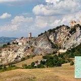 Romantischer wird es nicht: San Leo  Eine wundervolle Rundtour durch das Marecchia-Tal entlang kleiner Dörfer und lieblicher Landschaften. Anstrengend wird es auf den letzten fünf der insgesamt 21 Kilometer langen Tour. Dann geht es stetig bergan bis zum malerischen Ort San Leo. Wie aus dem Fels gehauen, zählt der kleine Ort zu den schönsten Dörfern Italiens. Für die Strecke ist ein Mountain- oder Gravel-Bike am besten geeignet. Gravel-Bikes sind Tourenräder mit dickeren Reifen, ideal für Schotterpisten. Bergab geht es dann über viele Serpentinen.