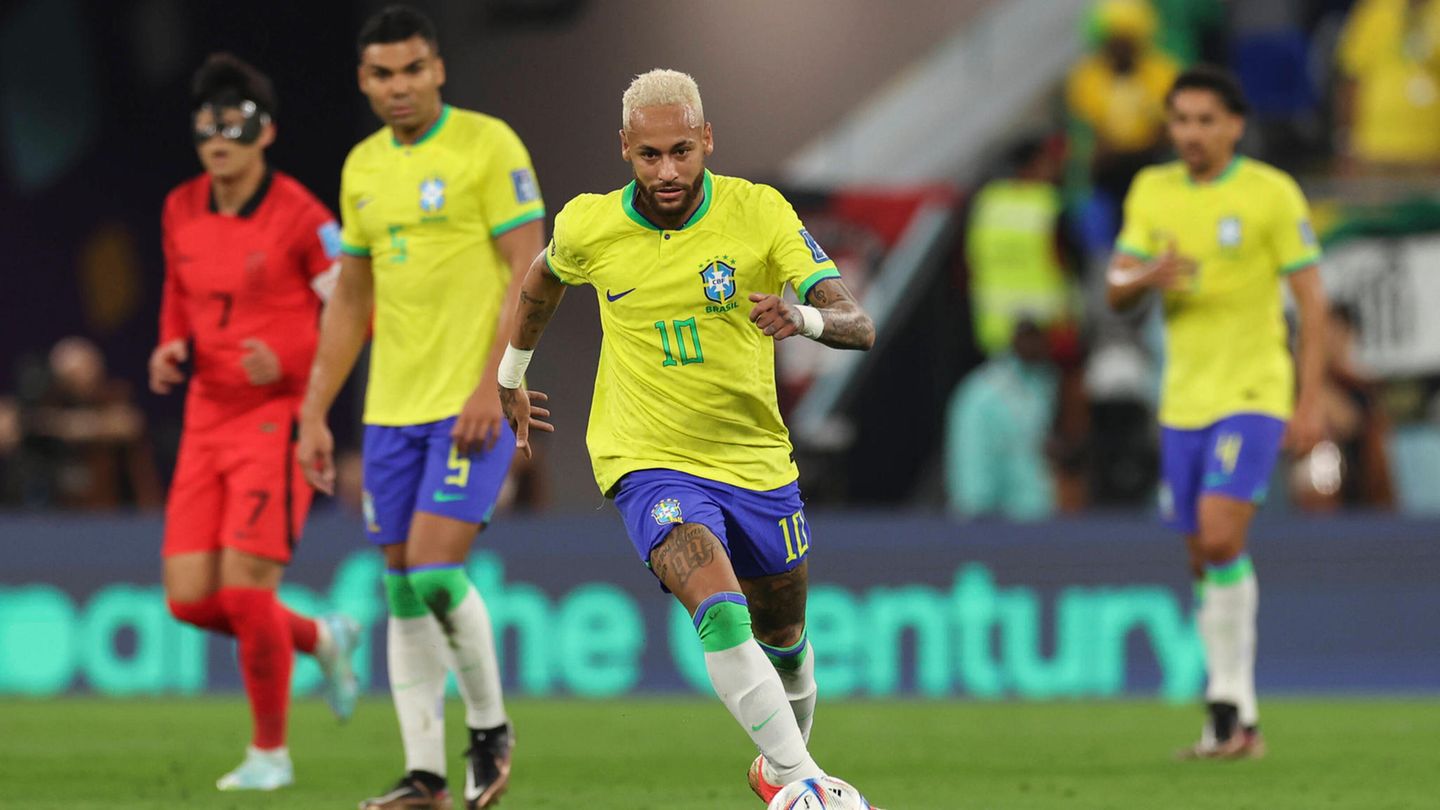 Neymar during a football match.  Croatia and Brazil meet in the quarterfinals of the 2022 World Cup.