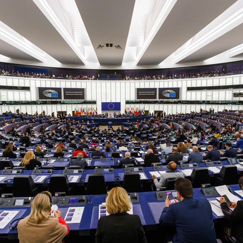 Abgeordnete und Gäste sitzen im Gebäude des Europäischen Parlaments