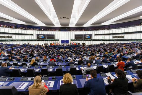 Abgeordnete und Gäste sitzen im Gebäude des Europäischen Parlaments