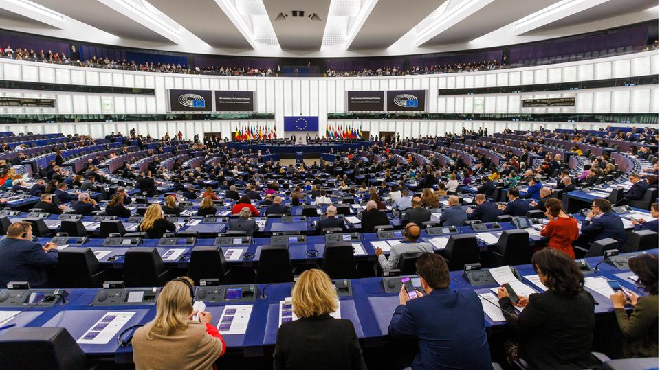 Abgeordnete und Gäste sitzen im Gebäude des Europäischen Parlaments