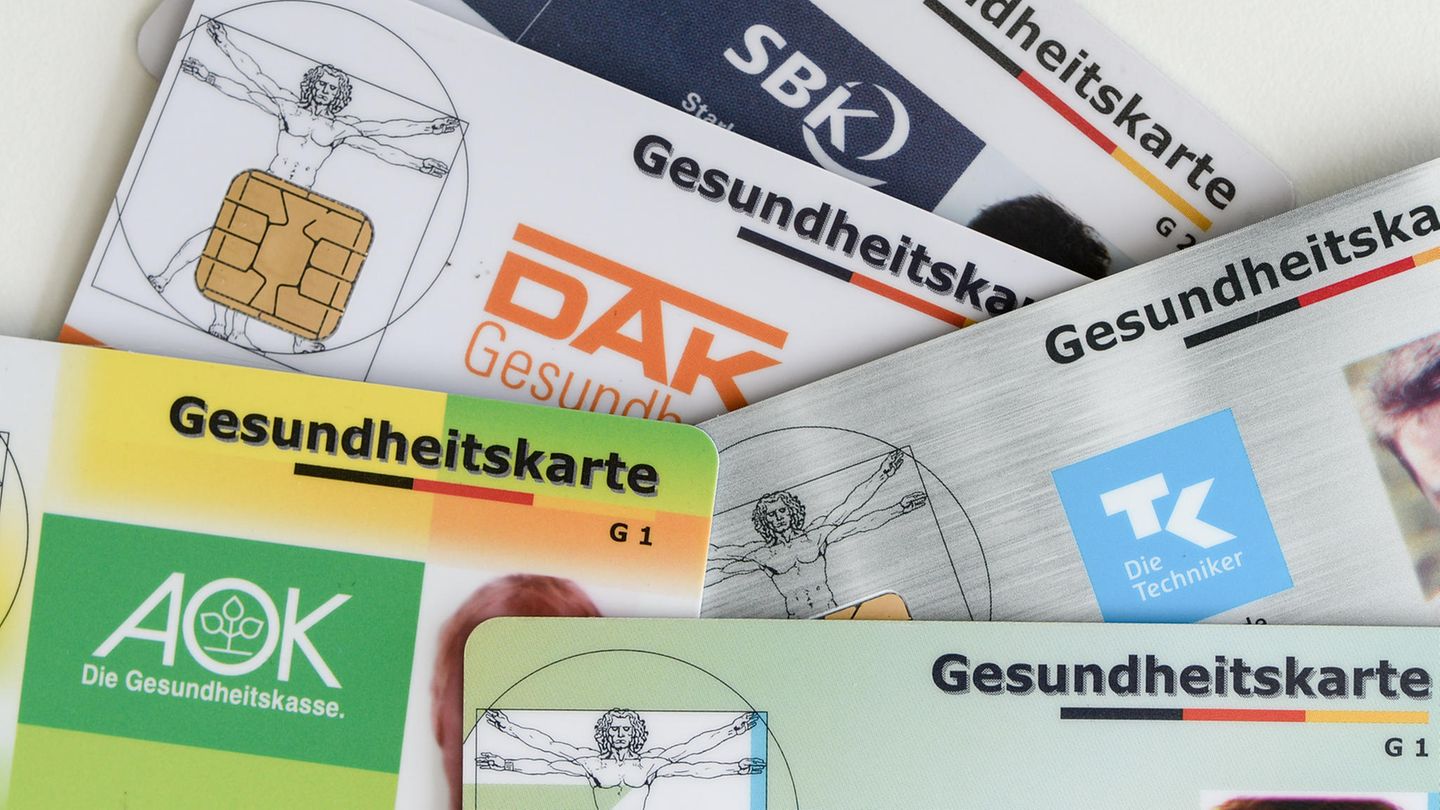 Mehrere Karten von gesetzlichen Krankenkassen liegen auf einem Tisch