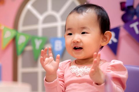 Ein Kleinkind in Korea feiert geburtstag