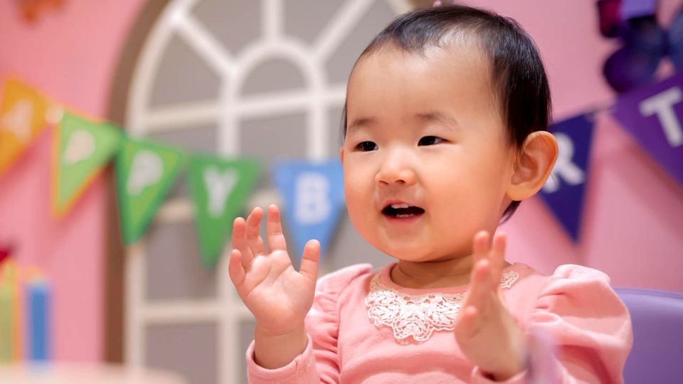 Ein Kleinkind in Korea feiert geburtstag