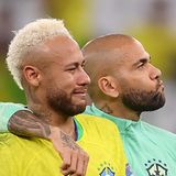 Neymar heult Rotz und Wasser. Ersatzmann Dani Alves kümmert sich um den Teamkollegen. Vielleicht kann Alves, der nach gewonnenen Titeln der erfolgreichste Fußballer aller Zeiten ist, Neymar als Vorbild dienen. Alves ist 39 Jahre alt und noch immer Nationalspieler.