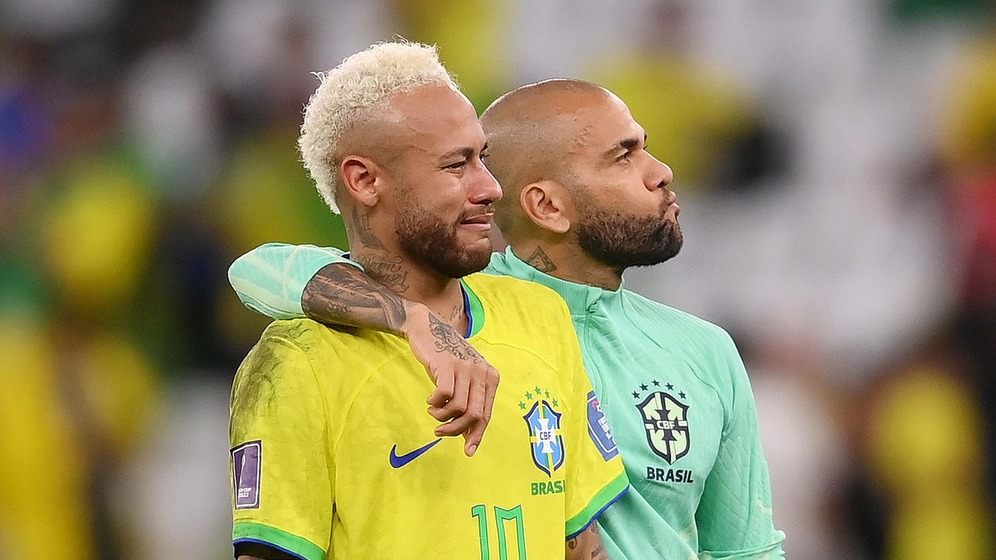 Neymar heult Rotz und Wasser. Ersatzmann Dani Alves kümmert sich um den Teamkollegen. Vielleicht kann Alves, der nach gewonnenen Titeln der erfolgreichste Fußballer aller Zeiten ist, Neymar als Vorbild dienen. Alves ist 39 Jahre alt und noch immer Nationalspieler.
