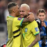 Es ist aus: Raphinha (l.) tröstet den bitterlich weinenden Neymar. Der Superstar ist mittlerweile 30 Jahre alt. Ob er in vier Jahren bei der WM in Mexiko, den USA und Kanada noch einmal die Chance hat, den WM-Titel zu gewinnen, ist ungewiss.
