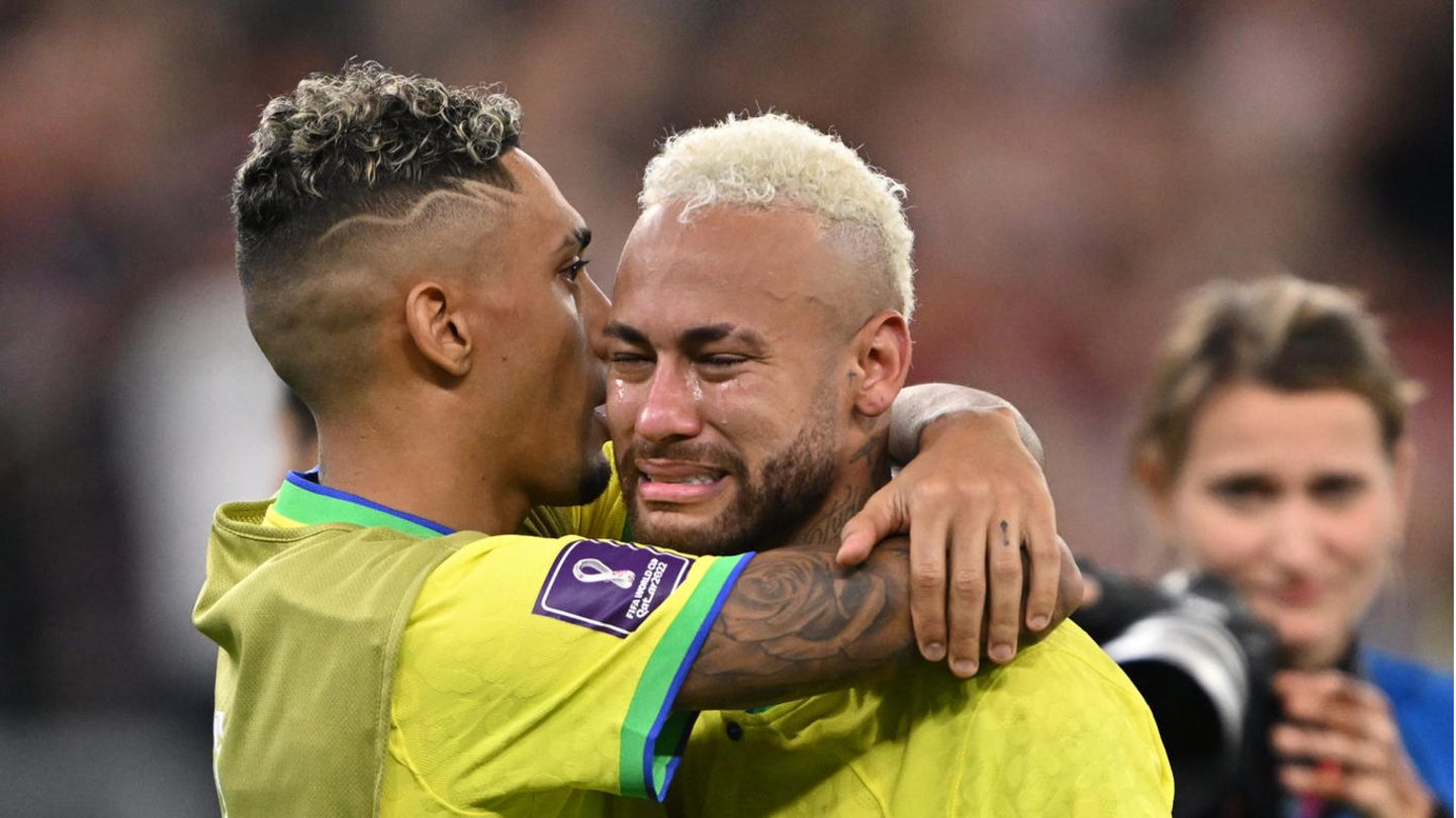 Es ist aus: Raphinha (l.) tröstet den bitterlich weinenden Neymar. Der Superstar ist mittlerweile 30 Jahre alt. Ob er in vier Jahren bei der WM in Mexiko, den USA und Kanada noch einmal die Chance hat, den WM-Titel zu gewinnen, ist ungewiss.