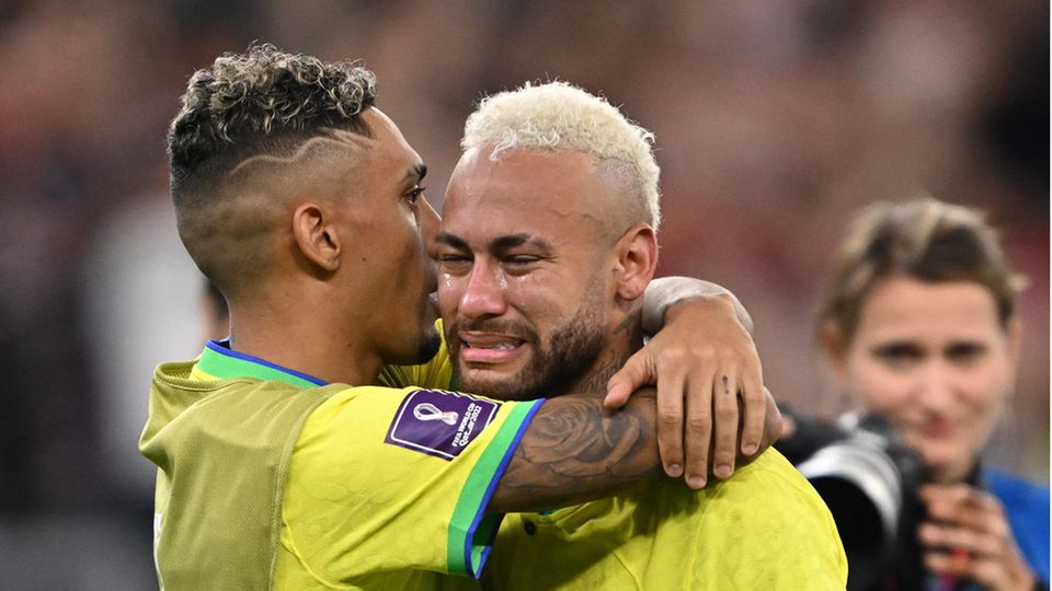 WM-Aus gegen Kroatien: Es ist aus: Raphinha (l.) tröstet den bitterlich weinenden Neymar. Der Superstar ist mittlerweile 30 Jahre alt. Ob er in vier Jahren bei der WM in Mexiko, den USA und Kanada noch einmal die Chance hat, den WM-Titel zu gewinnen, ist ungewiss. Es ist aus: Raphinha (l.) tröstet den bitterlich weinenden Neymar. Der Superstar ist mittlerweile 30 Jahre alt. Ob er in vier Jahren bei der WM in Mexiko, den USA und Kanada noch einmal die Chance hat, den WM-Titel zu gewinnen, ist ungewiss.
