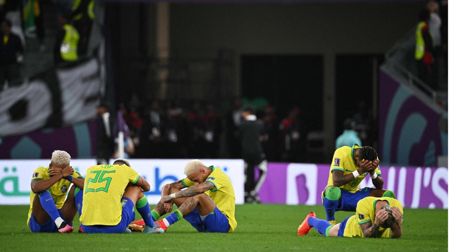 Aber nicht nur Neymar vergießt Tränen: Die komplette Mannschaft ist am Boden zerstört.
