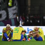 Aber nicht nur Neymar vergießt Tränen: Die komplette Mannschaft ist am Boden zerstört.