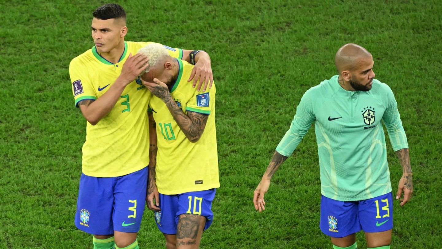 WM-Aus gegen Kroatien: Auch der große Verteidiger Thiago Silva, Kapitän der Seleção, nimmt Neymar in den Arm. Thiago ist ebenfalls schon 38 Jahre alt. Ein kleiner Trost für Neymar: Durch seinen brillanten Treffer gegen Kroatien zieht er mit Pelé als erfolgreichster Torschütze Brasiliens gleich. Beide haben 77 Treffer auf ihrem Konto, dafür hat die Legende Pelé gleich drei WM-Titel gewonnen. Auch der große Verteidiger Thiago Silva, Kapitän der Seleção, nimmt Neymar in den Arm. Thiago ist ebenfalls schon 38 Jahre alt. Ein kleiner Trost für Neymar: Durch seinen brillanten Treffer gegen Kroatien zieht er mit Pelé als erfolgreichster Torschütze Brasiliens gleich. Beide haben 77 Treffer auf ihrem Konto, dafür hat die Legende Pelé gleich drei WM-Titel gewonnen.