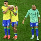 Auch der große Verteidiger Thiago Silva, Kapitän der Seleção, nimmt Neymar in den Arm. Thiago ist ebenfalls schon 38 Jahre alt. Ein kleiner Trost für Neymar: Durch seinen brillanten Treffer gegen Kroatien zieht er mit Pelé als erfolgreichster Torschütze Brasiliens gleich. Beide haben 77 Treffer auf ihrem Konto, dafür hat die Legende Pelé gleich drei WM-Titel gewonnen.