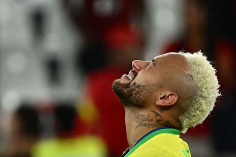 Neymar wirft den Kopf in den Nacken, als wolle er sich Trost von oben holen