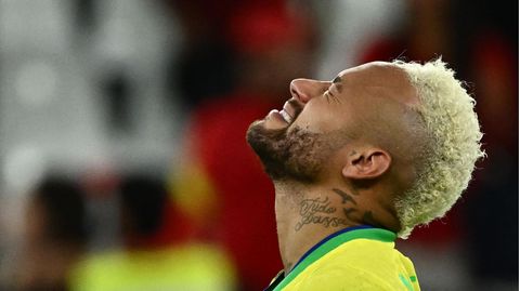Neymar wirft den Kopf in den Nacken, als wolle er sich Trost von oben holen