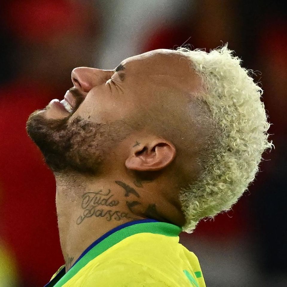 Neymar wirft den Kopf in den Nacken, als wolle er sich Trost von oben holen