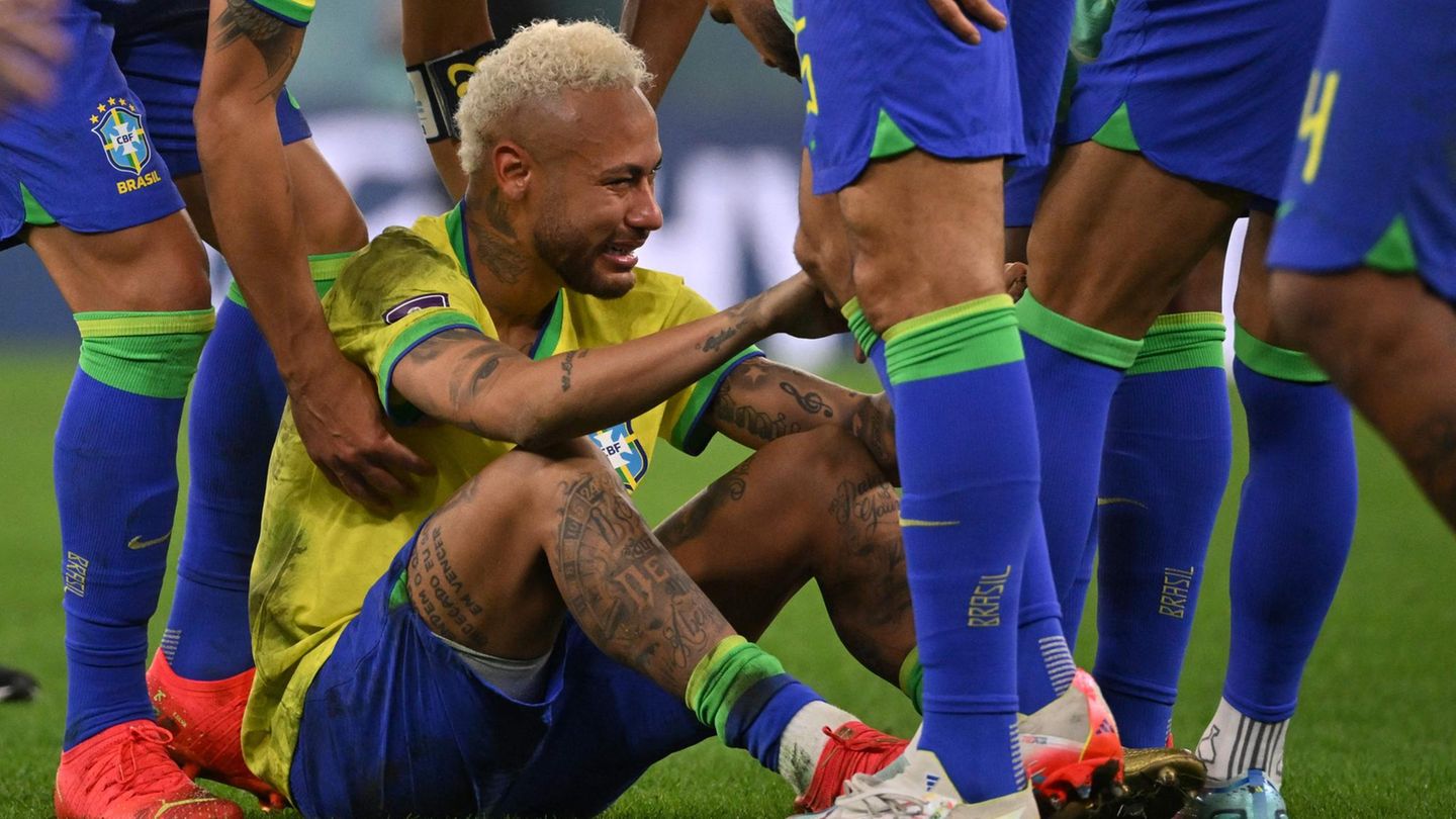 Neymar braucht einige Zeit, um sich von dem ersten Schock zu erholen, aber die Mitspieler sind für ihn da.