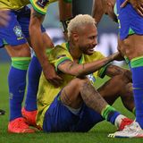 Neymar braucht einige Zeit, um sich von dem ersten Schock zu erholen, aber die Mitspieler sind für ihn da.