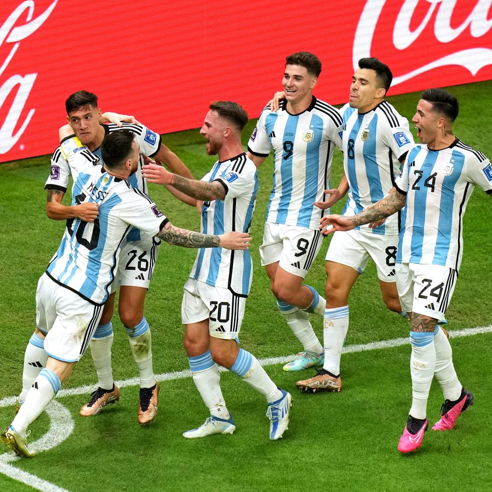 Argentiniens Torschütze zum 1: 0, Nahuel Molina (2.v.l.), bedankt sich bei Passgeber Messi
