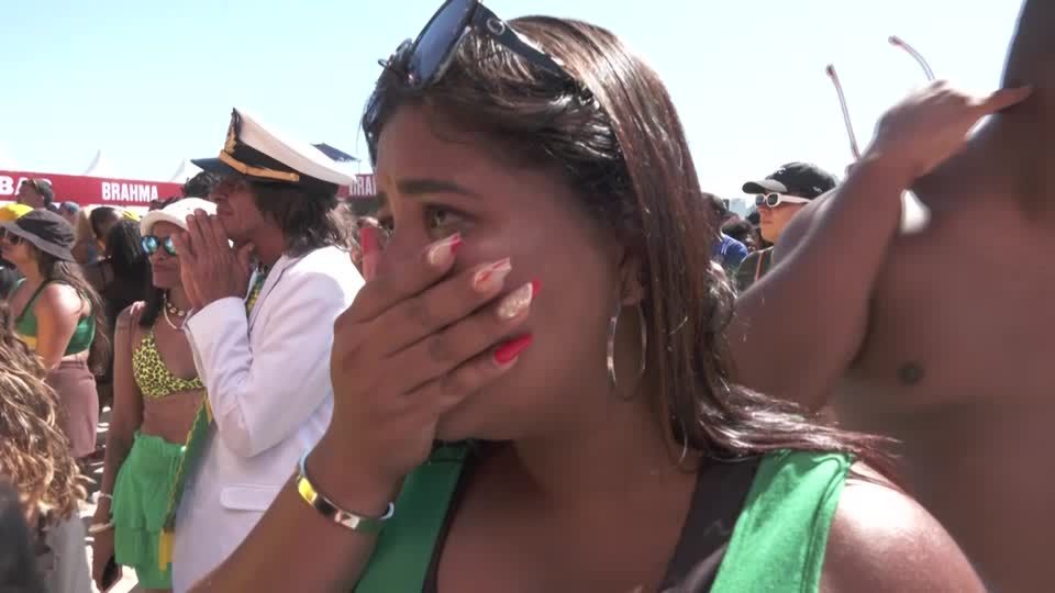 Video: Große Enttäuschung nach Ausscheiden von Brasilien bei der Fußball-WM Video: Große Enttäuschung nach Ausscheiden von Brasilien bei der Fußball-WM