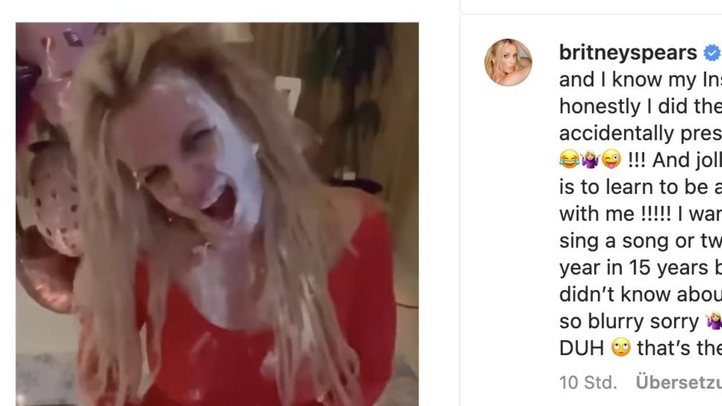 10. Dezember 2022  Britney Spears futtert bei ihrem Instagram-Comeback Kuchen vom Boden  Wo ist Britney? Diese Frage stellten sich die Fans der Sängerin in den letzten Tagen besorgt. Nachdem Spears einmal mehr Bilder von sich nackig posierend in der Badewanne veröffentlicht hatte, war sie plötzlich abgetaucht, ihr Instagram-Profil unauffindbar. Bei ihren treuen Anhängern schrillten sofort die Alarmglocken. Jetzt feierte die 41-Jährige mit einem kuriosen Video ihr Comeback auf der Plattform. Im roten Catsuit tanzt sie darin in gewohnter Manier vor der Kamera und rekelt sich auf dem Boden. Dabei sprüht sie sich Sahne in den Mund, steckt ihren Kopf in einen Kuchen, der auf dem Boden steht und verreibt dann die Sahnecreme auf ihrem Anzug. Es sei schließlich, schreibt sie auf Instagram, ihre Geburtstagswoche. Warum ihr Profil offline war? Sie habe schlicht und einfach – "Oops ...!" – den falschen Knopf geklickt. 