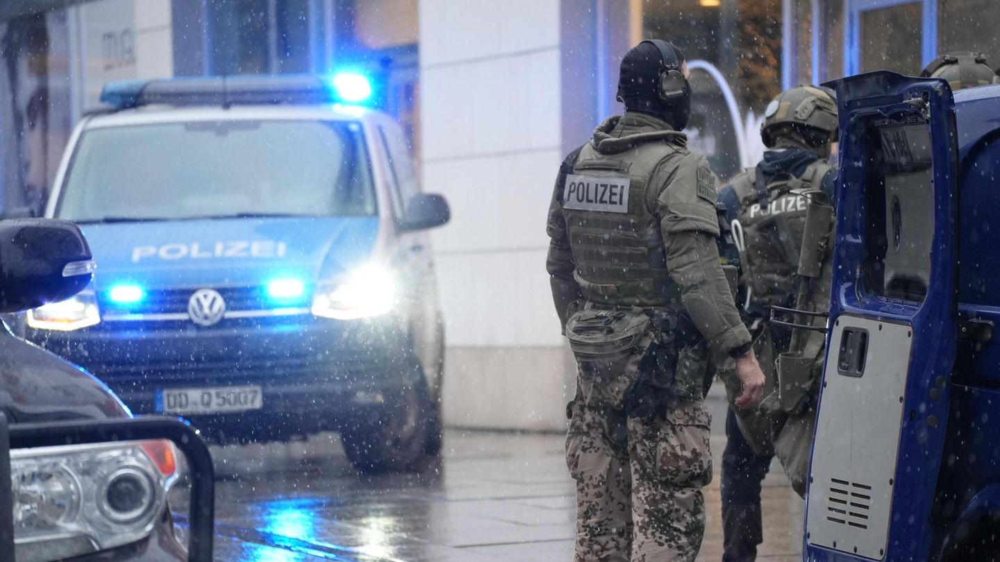 Großeinsatz in der Innenstadt: Geiselnahme in Dresden beendet: Täter gefasst, Geiseln unverletzt