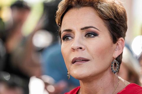 Die ehemalige TV-Nachrichtenmoderatorin und Rechtsaußen-Kandidatin Kari Lake wollte Gouverneurin in Arizona werden. Das Rennen war äußerst knapp, erst nach einigen Tagen stand die demokratische Kontrahentin Katie Hobbs als Siegerin fest