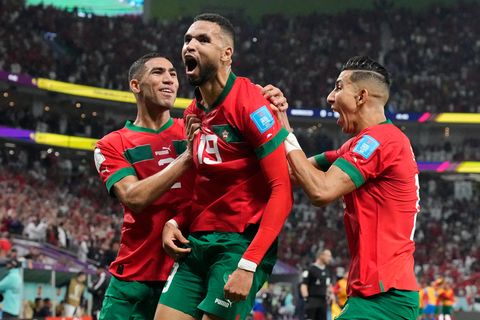 Triumph über den Favoriten: Marokkos Youssef En-Nesyri (m.)  nach seinem Siegtreffer zum 1:0 gegen Portugal