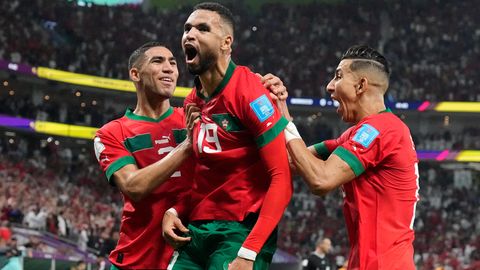 Triumph über den Favoriten: Marokkos Youssef En-Nesyri (m.)  nach seinem Siegtreffer zum 1:0 gegen Portugal