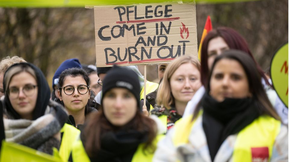 Pflegende gehen wegen den mieserbalen Arbeitsbedingungen auf die Straßen