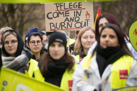 Pflegende gehen wegen den mieserbalen Arbeitsbedingungen auf die Straßen