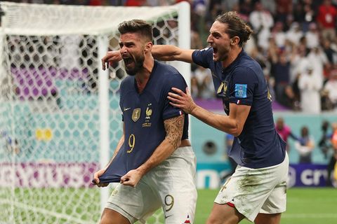 Olivier Giroud (l.) trifft, Adrien Rabiot gratuliert