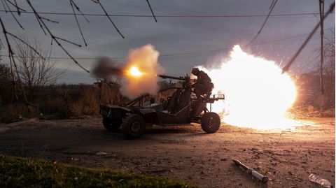 Ukrainische Soldaten schießen auf russische Stellungen in der Nähe von Cherson