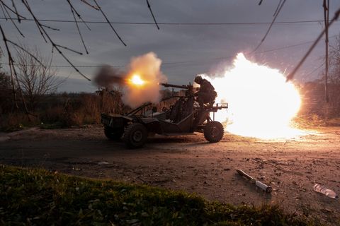 Ukrainische Soldaten schießen auf russische Stellungen in der Nähe von Cherson