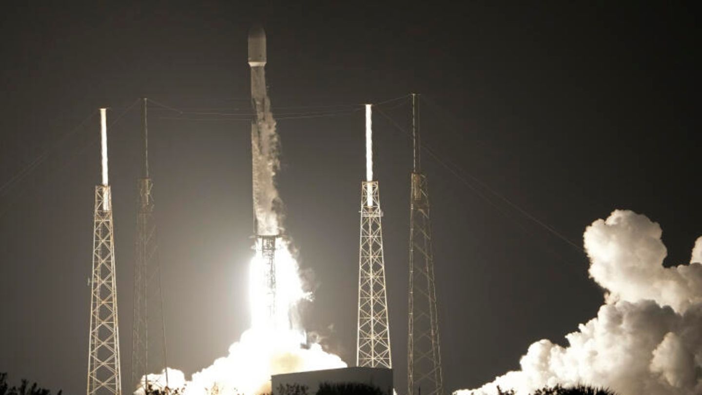 Eine Falcon 9-Rakete des US-Raumfahrtunternehmens SpaceX startet vom Weltraumbahnhof Cape Canaveral