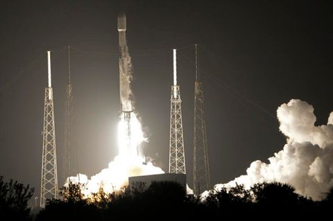 Eine Falcon 9-Rakete des US-Raumfahrtunternehmens SpaceX startet vom Weltraumbahnhof Cape Canaveral