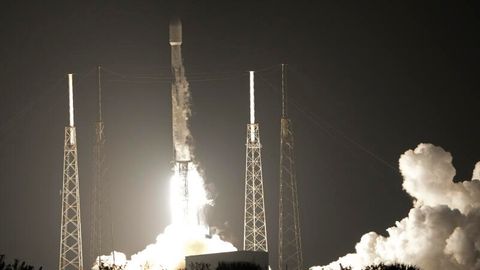 Eine Falcon 9-Rakete des US-Raumfahrtunternehmens SpaceX startet vom Weltraumbahnhof Cape Canaveral