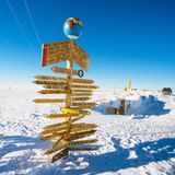 Wostok-Station in der Antarktis mit Wegweisen