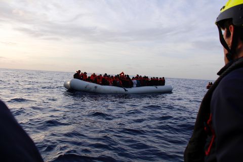 Menschen in einem Schlauchboot