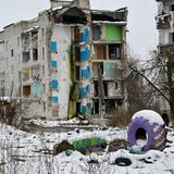 Zerstörter Spielplatz im Schnee